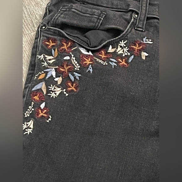 Floral Embroidered Skinny Jeans - Picture 3 of 7